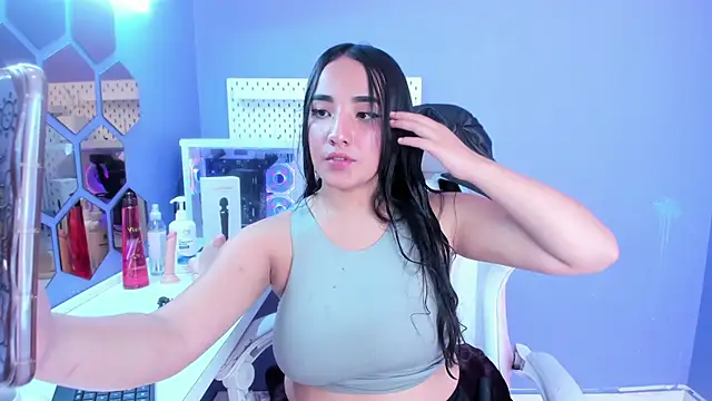 Alice 26  online show from November 27, 2025, 1:33 pm