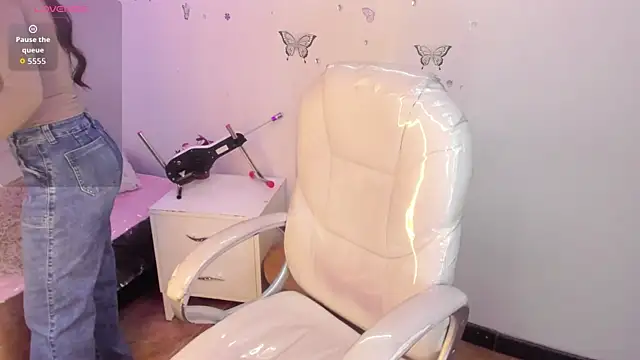 Pretty Johnson  online show from April 7, 2026, 11:34 am