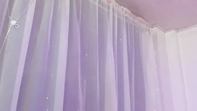 Pretty Johnson  online show from November 18, 2025, 11:35 am