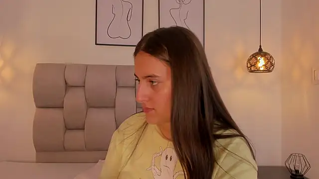 Hanna Evans   online show from September 22, 2025, 12:22 pm