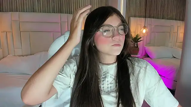 Snapshot of DulceVela_ chatting on September 15, 2025, 10:43 pm DulceVela  online show from September 15, 2025, 10:43 pm