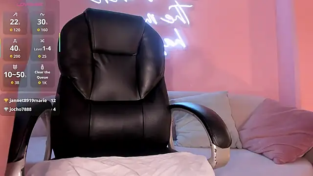 CandaseRussell online show from December 13, 2025, 8:04 pm