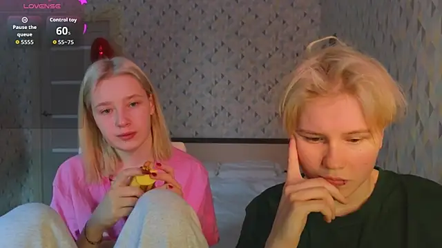 Snapshot of Tara_Lawson chatting on February 13, 2026, 4:12 am Tara Lawson online show from February 13, 2026, 4:12 am