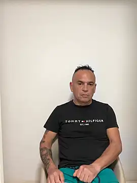 mateocali25 online show from May 19, 2026, 8:27 pm
