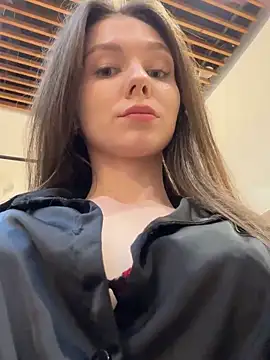 MilaBee online show from October 20, 2025, 8:59 am