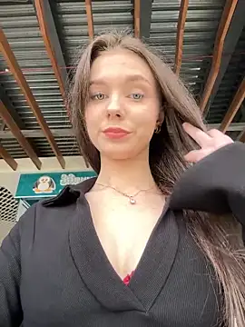 MilaBee online show from October 3, 2025, 8:05 am