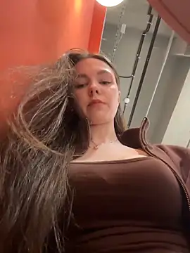 MilaBee online show from March 1, 2026, 10:37 am