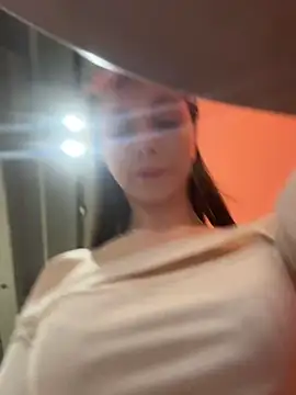 MilaBee online show from March 19, 2026, 11:21 am