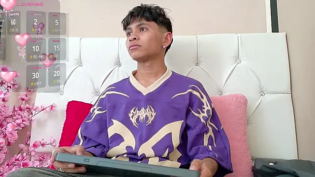 Snapshot of Ethan_Westt chatting on October 29, 2025, 8:19 pm Ethan Westt online show from October 29, 2025, 8:19 pm