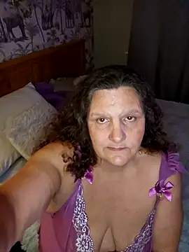 MissQueenBeex online show from November 5, 2025, 7:28 pm