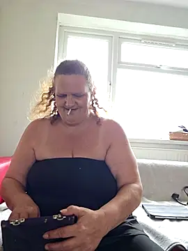 Snapshot of MissQueenBeex chatting on May 3, 2026, 2:42 pm MissQueenBeex online show from May 3, 2026, 2:42 pm