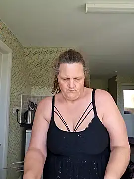 MissQueenBeex online show from April 16, 2026, 12:06 pm