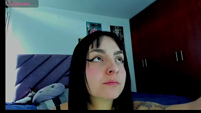 KARINNA  RAVEN online show from June 1, 2026, 7:02 pm