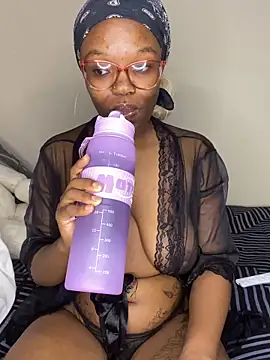 Snapshot of YummyMelanin117 chatting on February 17, 2026, 10:40 pm YummyMelanin117 online show from February 17, 2026, 10:40 pm