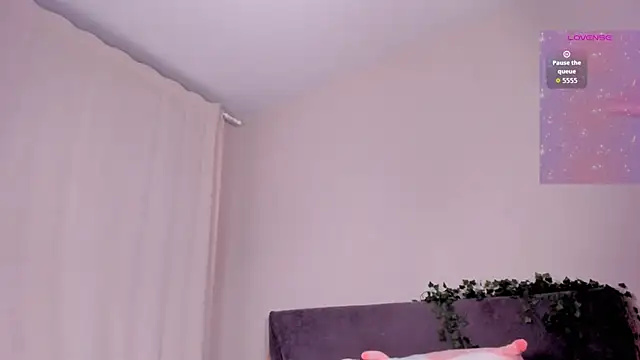 emmelieflorence online show from March 4, 2026, 6:37 pm