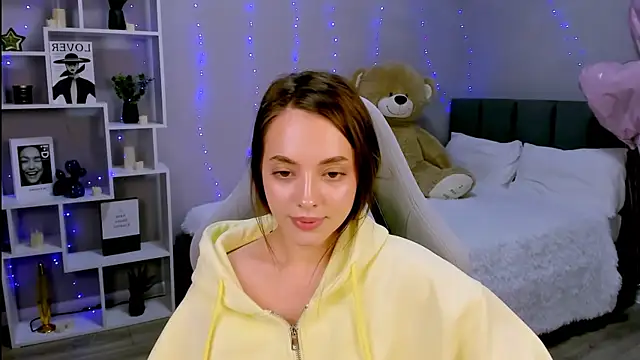 MelanieAlves online show from April 13, 2026, 8:35 pm