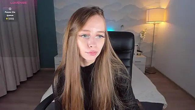 Amy Waynee online show from October 13, 2025, 10:10 pm