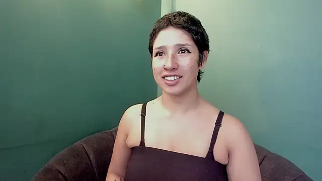 Elaine87  online show from December 2, 2025, 9:05 pm