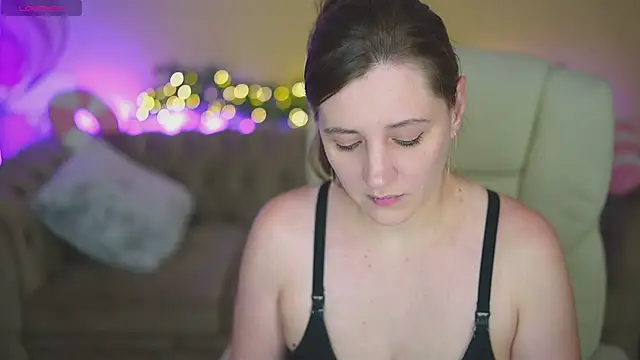 Snapshot of ValeryMurr chatting on December 22, 2025, 8:31 pm ValeryMurr online show from December 22, 2025, 8:31 pm