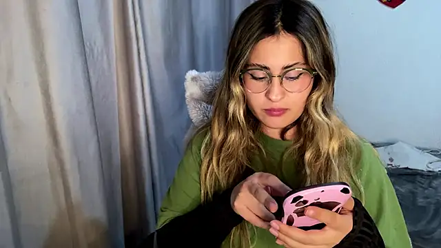 emma  bell  online show from November 14, 2025, 11:41 pm