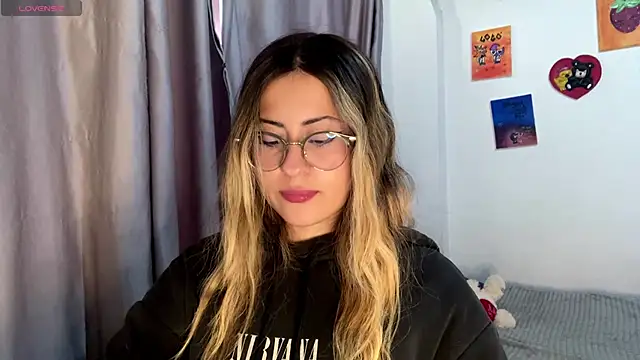 emma  bell  online show from October 21, 2025, 3:22 pm