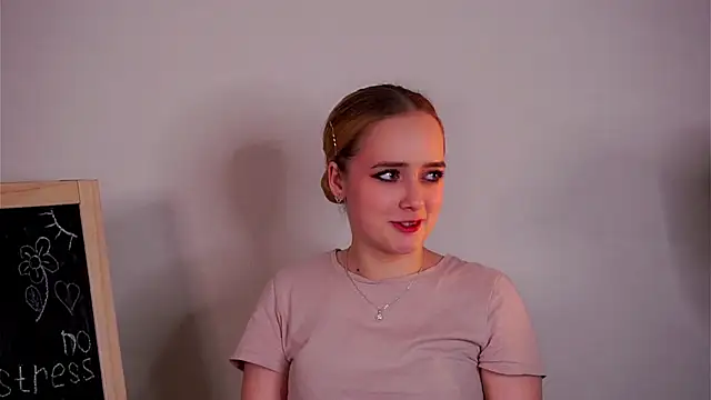 Snapshot of EllwynaGrindell chatting on March 22, 2025, 6:03 pm EllwynaGrindell online show from March 22, 2025, 6:03 pm