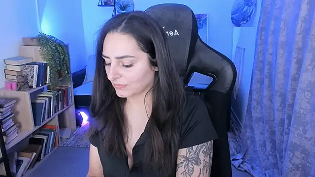 ValeriiMills online show from November 28, 2025, 3:56 pm