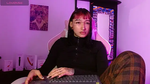 SharaRoss1 online show from May 16, 2026, 9:03 pm