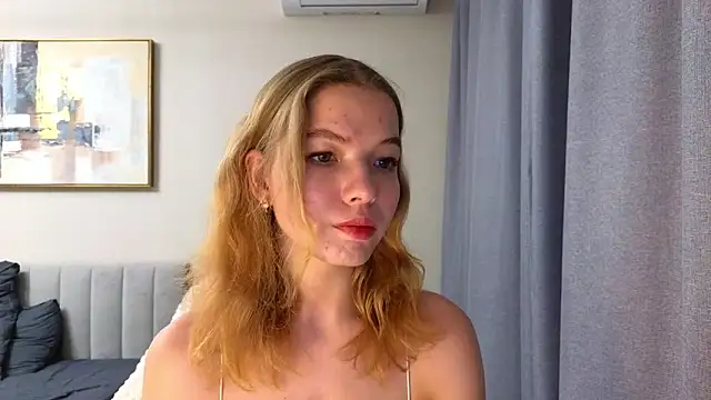 Snapshot of EmilyLuv chatting on November 6, 2025, 8:35 pm EmilyLuv online show from November 6, 2025, 8:35 pm