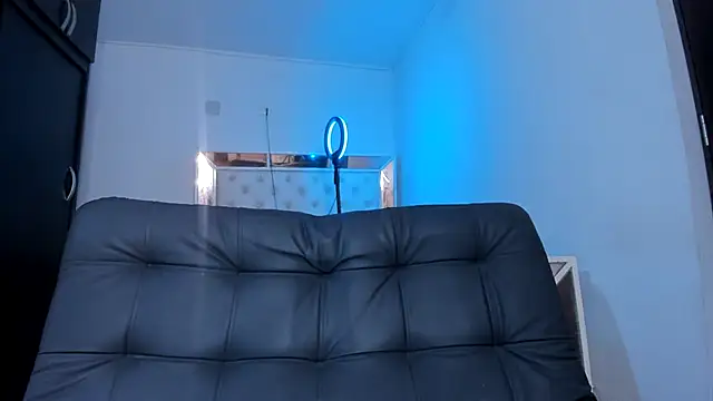 Bella  hamilton online show from December 17, 2025, 1:10 am