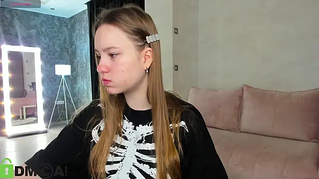 Candy Cansew online show from October 26, 2025, 1:06 am