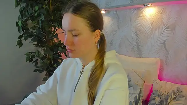 Candy Cansew online show from September 19, 2025, 12:03 am