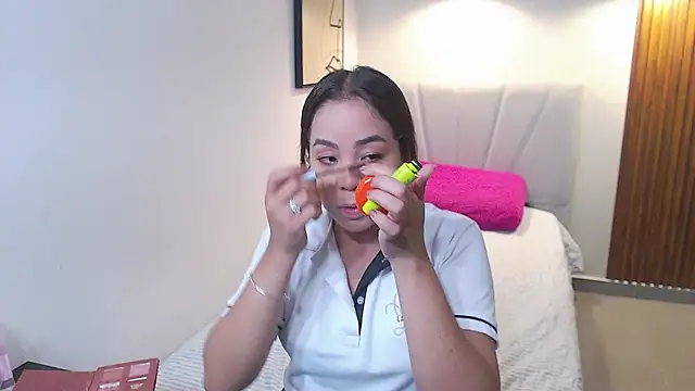  Victoria Collins online show from December 14, 2025, 1:17 pm