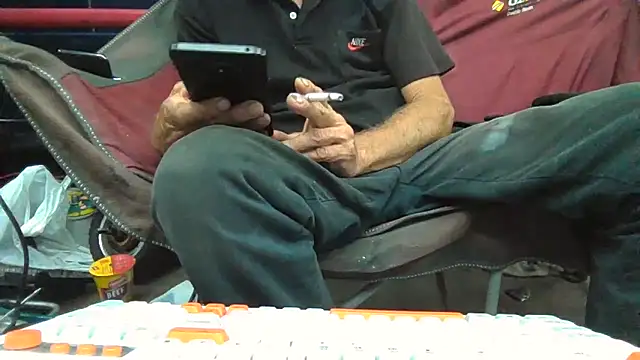 Snapshot of Lovyourpuss chatting on February 10, 2026, 3:49 am Lovyourpuss online show from February 10, 2026, 3:49 am