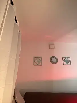 alissradiante1 online show from April 15, 2026, 4:07 am