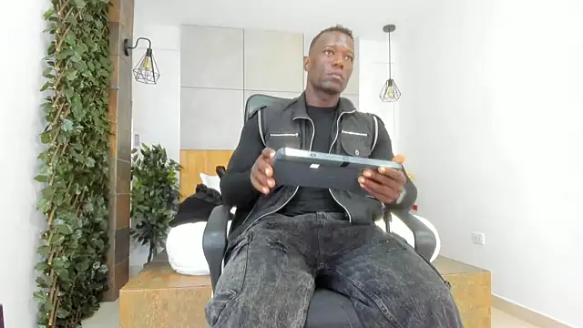 MarcusBlack  online show from October 4, 2025, 12:39 pm