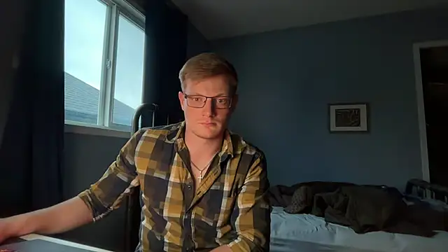 lustylyndon online show from May 7, 2026, 3:00 am