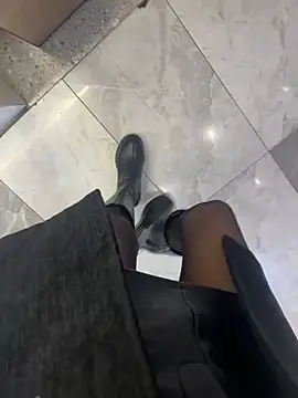 xiaoyuan01 online show from November 10, 2025, 3:33 am