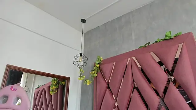 viollettaa  online show from April 13, 2026, 6:45 pm