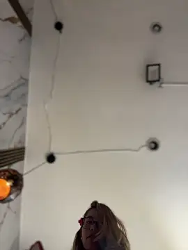 sara calderon online show from December 3, 2025, 2:16 pm