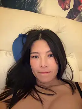 Ninazhang online show from October 27, 2025, 1:17 am