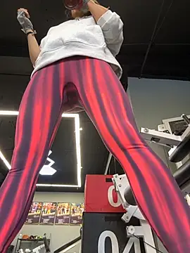 Ninazhang online show from November 9, 2025, 2:04 am