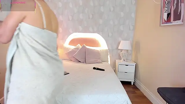 isabella milf  online show from November 19, 2025, 7:03 pm