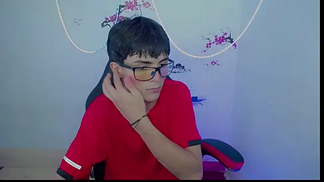 Thommy cute online show from November 19, 2025, 1:27 am