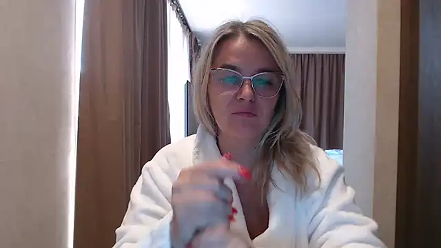 EleanoraDream online show from July 27, 2026, 5:25 am