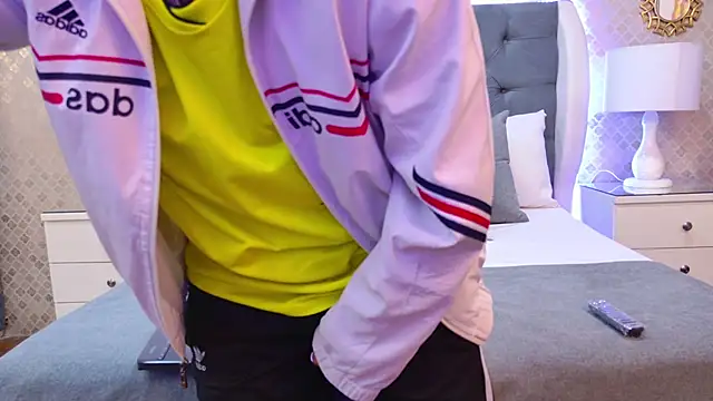 ZoeKrug online show from November 18, 2025, 11:35 am