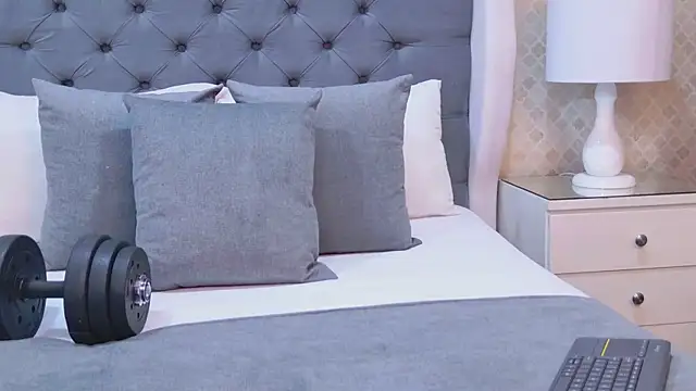 ZoeKrug online show from November 7, 2025, 11:48 am