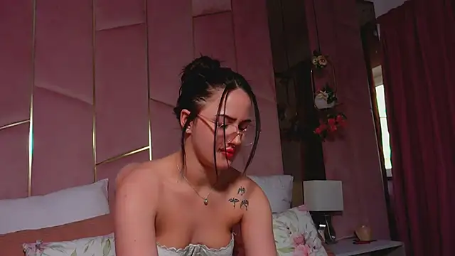 LucyLextonX online show from April 16, 2026, 4:35 am