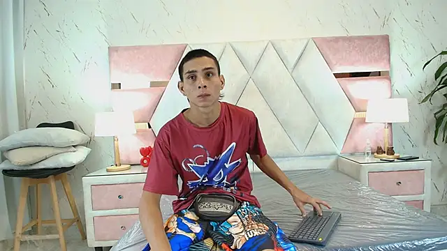 Zoelucas online show from October 13, 2025, 7:04 pm