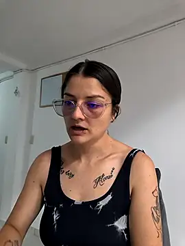 Coralinne   online show from May 4, 2026, 3:04 pm